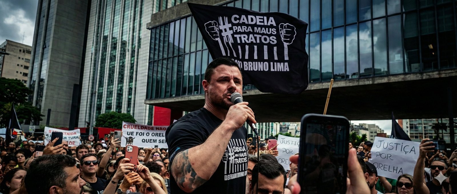 Delegado Bruno Lima liderando manifestação na Avenida Paulista pedindo justiça pelo caso Orelha.